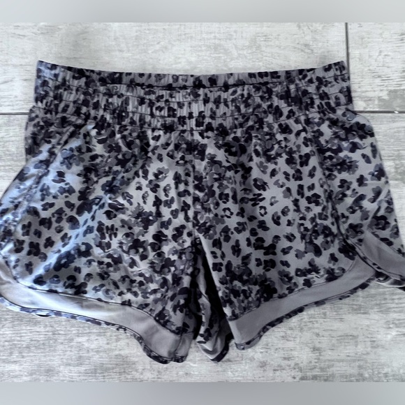 Athleta Athleta Shorts Womens Athleta
Weekender Run Shorts Sz Small EUC Cheetah - Picture 3 of 4
